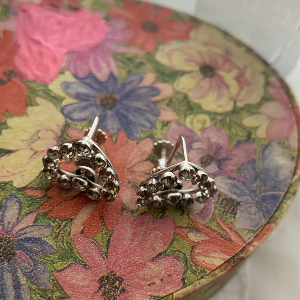 Krementz vintage Heart-Shaped Silver Crystal Screwback vintage earrings - Picture 5 of 5